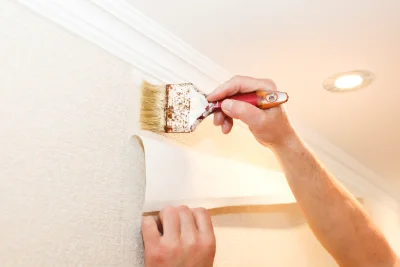 Pose de papier peint à Vallauris — revêtements muraux et toiles de verre